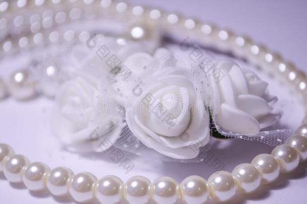 白色的玫瑰从♪泡沫♪和雪-白色的珍珠.珠宝使关于