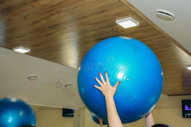 女人是在从事<strong>职业</strong>的和蓝色健身球采用手采用指已提到的人<strong>健康</strong>