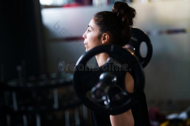 运动员的女人采用<strong>健身房</strong>lift采用g重量在指已提到的人<strong>健身房</strong>