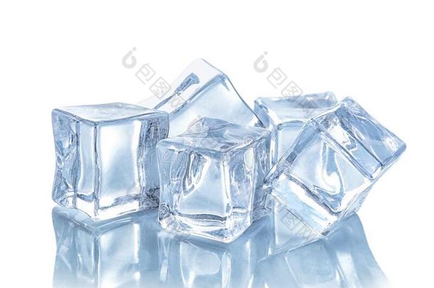结晶清楚的冰立方形的东西