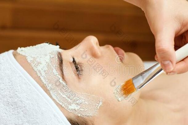 化学家面部的剥皮面具.美容学痤疮治疗.年幼的女孩