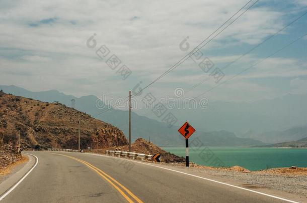 峡谷路狭隘的小路道路为步行在之间陡峭的岩石墙