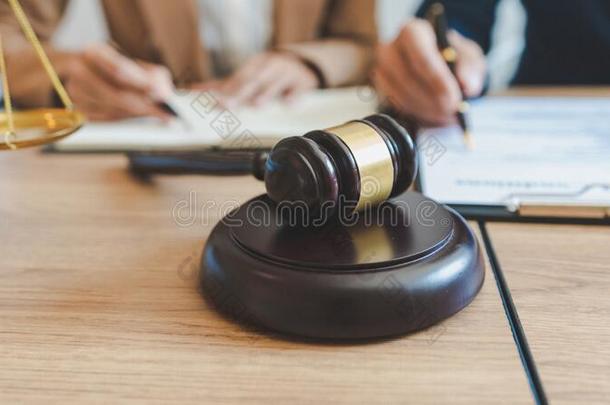 诉讼和正义观念,律师工作的和伙伴在法
