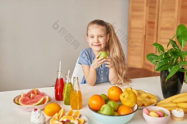 女孩食物成果菠萝,<strong>西瓜</strong>,苹果和<strong>饮料饮料</strong>