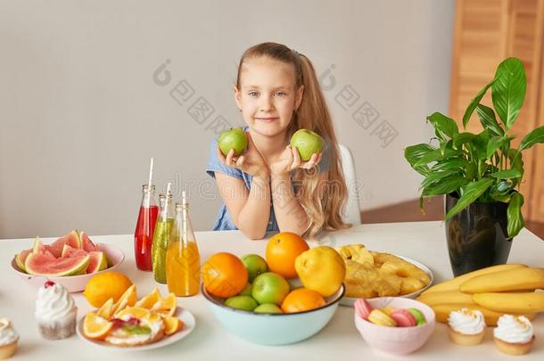 女孩食物成果菠萝,<strong>西瓜</strong>,苹果和<strong>饮料饮料</strong>