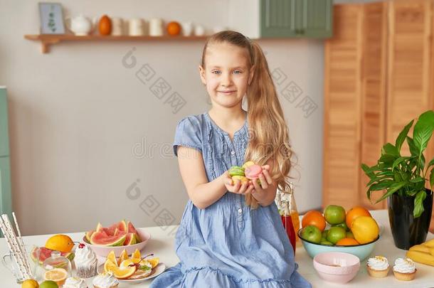 女孩食物成果菠萝,西瓜,苹果和饮料饮料