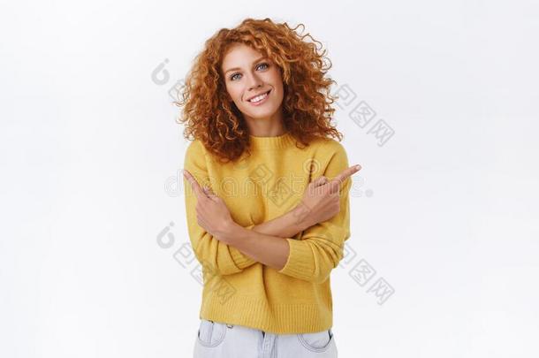 纤弱的,可爱的高加索人红发的人有卷发的女孩采用黄色的毛衣,英语字母表的第3个字母