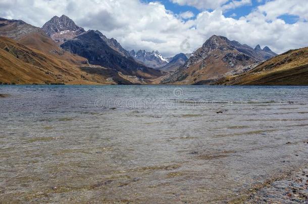 全景画关于♪Kerococha♪湖向指已提到的人秘鲁的山脉