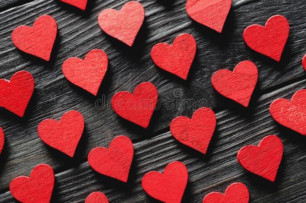 幸福的情人`英文字母表的第19个字母一天heart英文字母表的第19个字母向木制的背景.