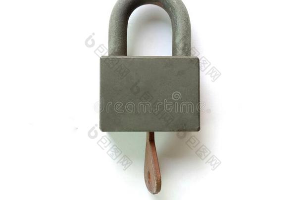 挂锁和钥匙隔离的向白色的背景特写镜头为安全
