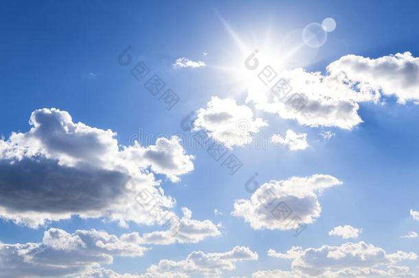 太阳和多云的蓝色天