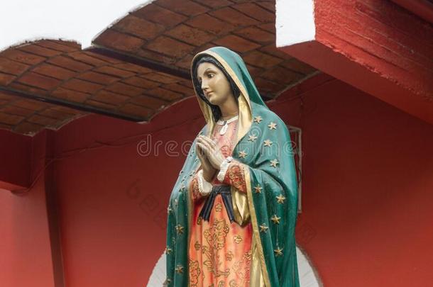 处女关于瓜达卢普,敬意雕像