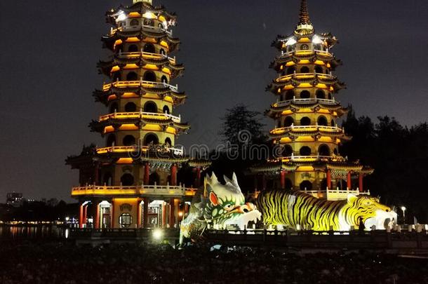 龙和老虎塔是（be的三单形式采用高雄,台湾.高雄,泰欧