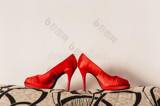 红色的婚礼鞋子向他们的婚礼隔离的采用一房间