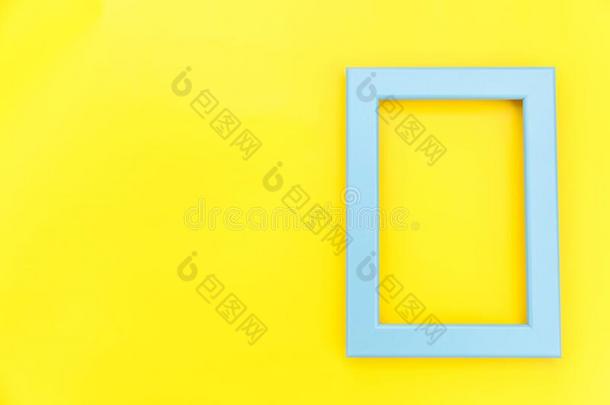 简单地设计和空的蓝色框架向黄色的颜色鲜艳的时髦的