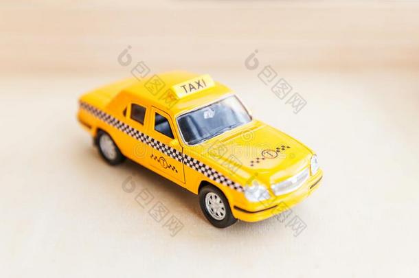 简单地设计黄色的酿酒的制动火箭玩具汽车出租车出租车模型向求爱