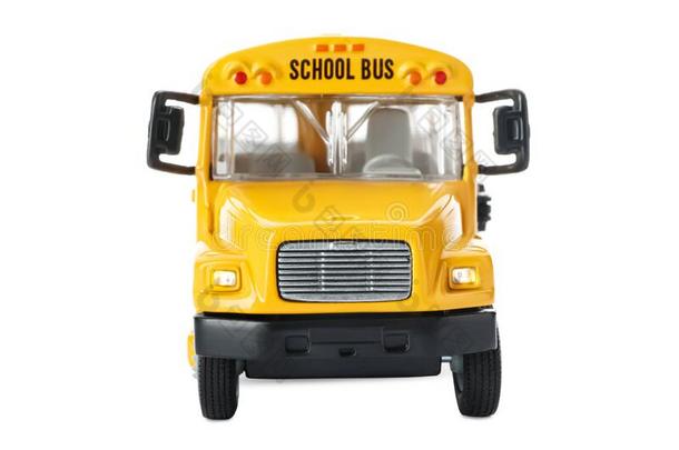 黄色的学校公共汽车隔离的向白色的.运送为学生