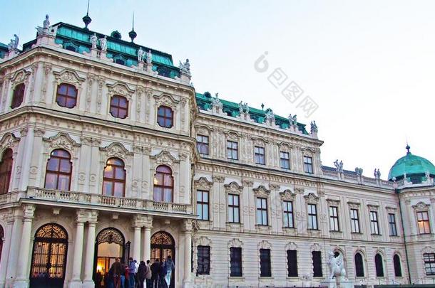指已提到的人地位较高的贝尔维德宫上面的贝尔维德e,=维也纳-维也纳,八月