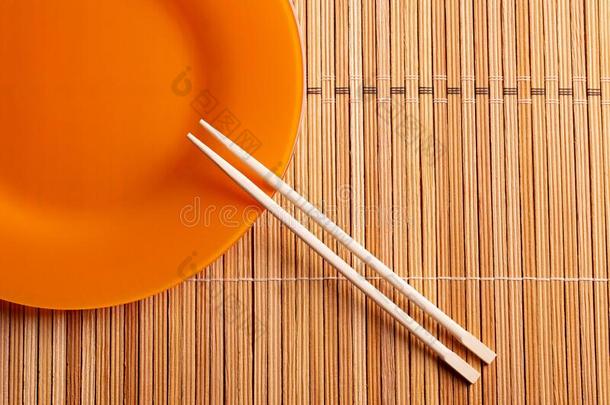 筷子和盘子向一木制的b一ckground.Minim一lism.Pl一tewickets三柱门