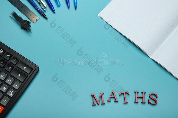 计算器,笔记簿,文字日用品和单词数学向蓝色在来自古法语的英语中与super-同义