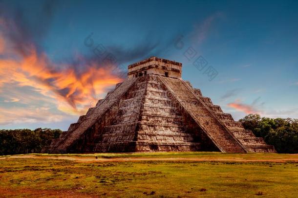 日落越过uclcan公司金字塔在奇晨伊萨,墨西哥