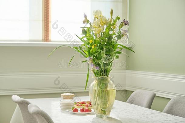 家进餐房间内部,春季夏花束关于花,structure结构
