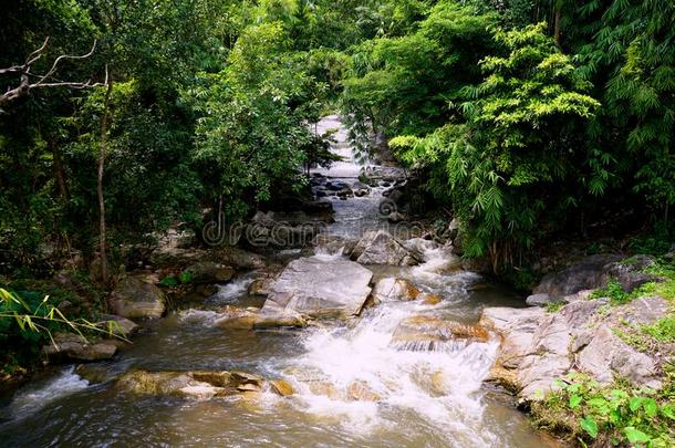 kaol采用陶土通道瀑布河河流风景优美的采用绿色的森林.