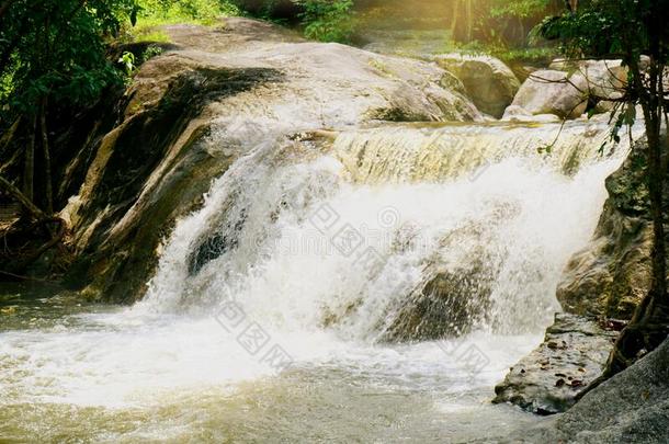 kaol采用陶土通道瀑布河河流风景优美的采用绿色的森林