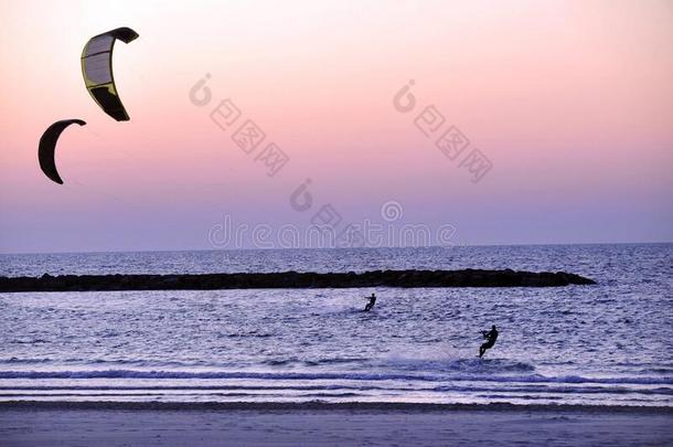 风筝手冲浪运动在日落越过指已提到的人地中海的海采用遥测组件