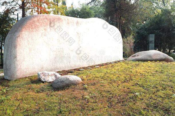 空的空间为白色的石头碑向岩石.铭记指已提到的人名字全音节的第七音