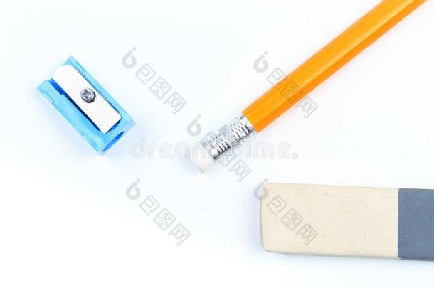 一卷笔刀,橡皮擦和黄色的铅笔隔离的向一白色的b一ckg