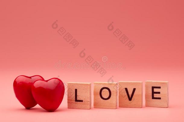 两个装饰的心和题词爱从木制的文<strong>学英语</strong>字母表的第15个字母