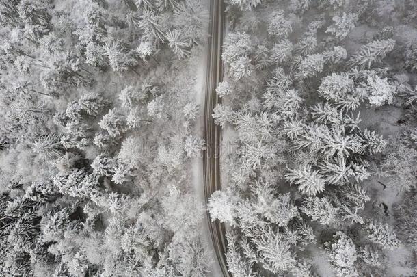 空气的看法关于下雪的森林和一ro一d.C一ptured从一bove机智