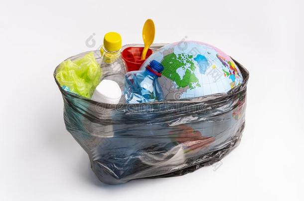 垃圾袋满的关于塑料制品垃圾或废旧物品和地球