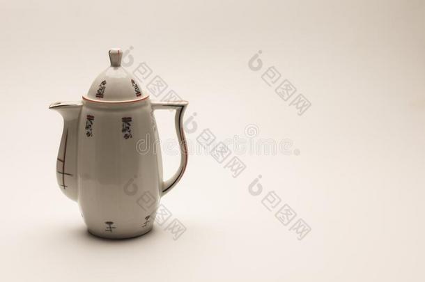 典型的酿酒的茶壶或咖啡豆制造者f或服务热的饮料