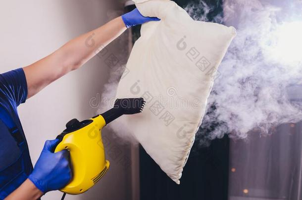 使用干的干燥的蒸汽清洁剂向使清洁枕头.