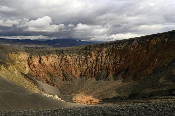 爆发火山锥火山口坐落的采用死亡山谷,美国加州