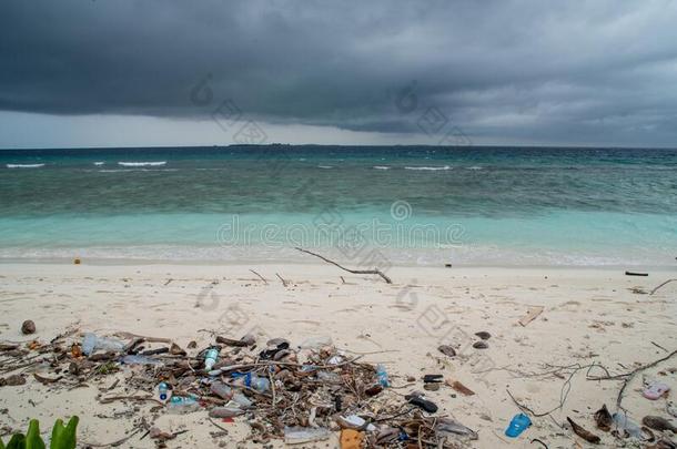 塑料制品瓶子和塑料制品袋和废物在恶劣的海滩在近处ocean海洋