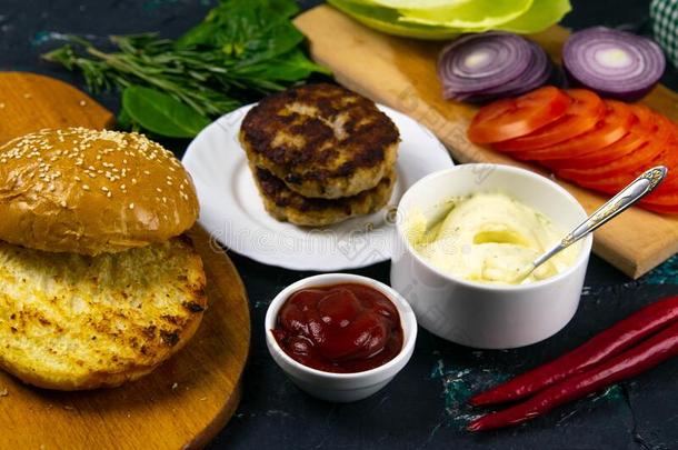 自家制的汉堡包组成部分:将切开圆形的小面包或点心和芝麻种子,番茄