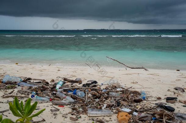 塑料制品瓶子,塑料制品袋和垃圾在恶劣的海滩在近处ocean海洋