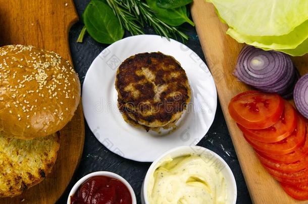 自家制的汉堡包组成部分:将切开圆形的小面包或点心和芝麻种子,番茄