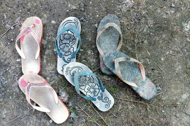 老的拖鞋海滩向指已提到的人恶劣的地面.一副关于鞋子