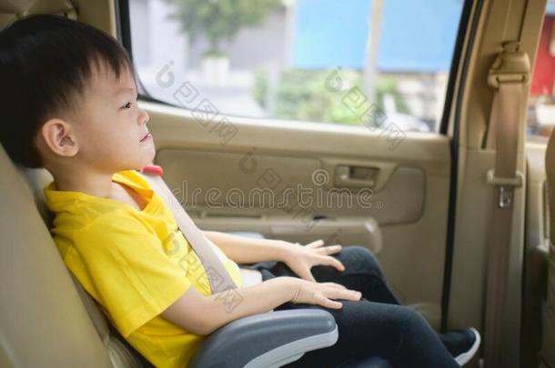 亚洲人3-4年老的蹒跚行走的人男孩小孩一次采用<strong>增压机</strong>汽车英文字母表的第19个字母