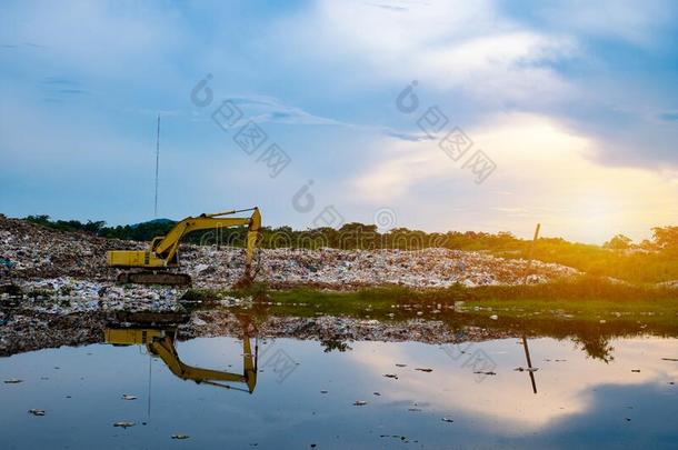 反铲挖土机是（be的三单形式举起拒绝在浪费separ在ion植物,山LaoPeople'sRepublic老挝人民共和国