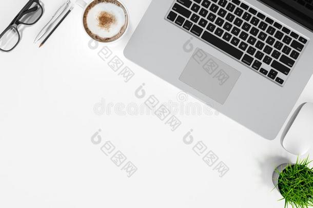 便携式电脑,咖啡豆杯子,眼镜,笔和笔cil向白色的办公室书桌