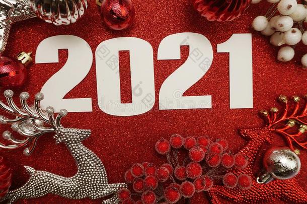 幸福的新的年<strong>2021</strong>装饰和圣诞节装饰平的放置