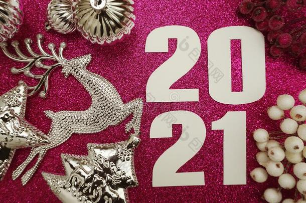 幸福的新的年<strong>2021</strong>装饰和圣诞节装饰平的放置
