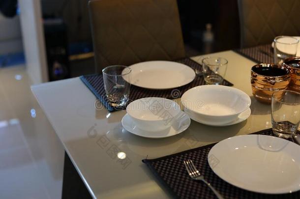 白色的盘商品凝固安排向正餐表里面的吃房间