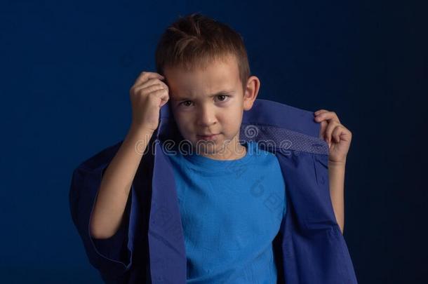 工作室肖像关于一男孩采用一蓝色cl一ssicswe一ter向一d一rkb一c