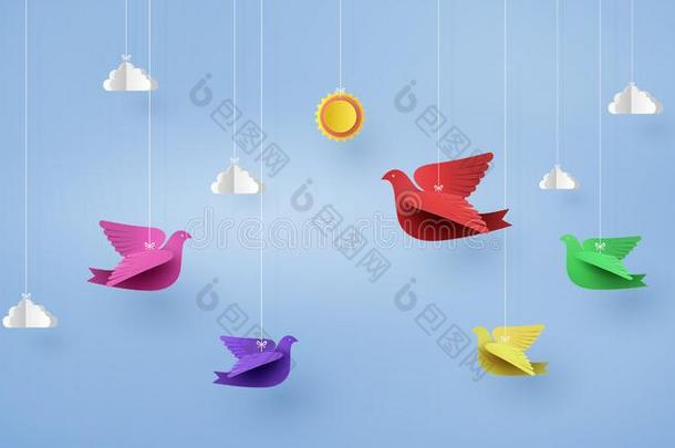 折纸手工使富有色彩的纸鸟飞行的向蓝色天